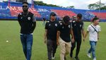 Potret Pemain Arema FC Datangi Stadion Kanjuruhan Pascakerusuhan