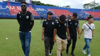 Para pemain dan ofisial Arema FC mendatangi Stadion Kanjuruhan, Senin (3/10/2022). (Dasril Roszandi/Getty Images)