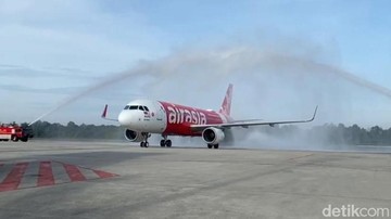 https://akcdn.detik.net.id/community/media/visual/2022/10/03/prosesi-water-salute-saat-pesawat-airasia-dari-kuala-lumpur-mendarat-di-bandara-sultan-syarif-kasim-ii-pekanbaru_169.jpeg?q=90&w=360