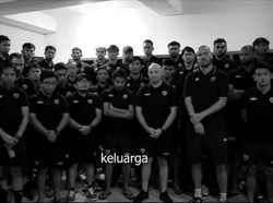 Foto Hitam Putih Keluarga PSM Simbol Duka untuk Korban Tragedi Kanjuruhan