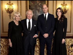 Mengapa Tak Ada Harry-Meghan di Foto Terbaru Keluarga Kerajaan Inggris?