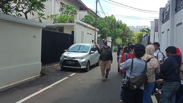 Polisi mendatangi rumah Rizky Billar dan Lesti Kejora untuk olah TKP.