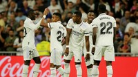 Selain mengheningkan cipta, para pemain Real Madrid juga terlihat mengenakan ban hitam pada lengannya. (REUTERS/Isabel Infantes)