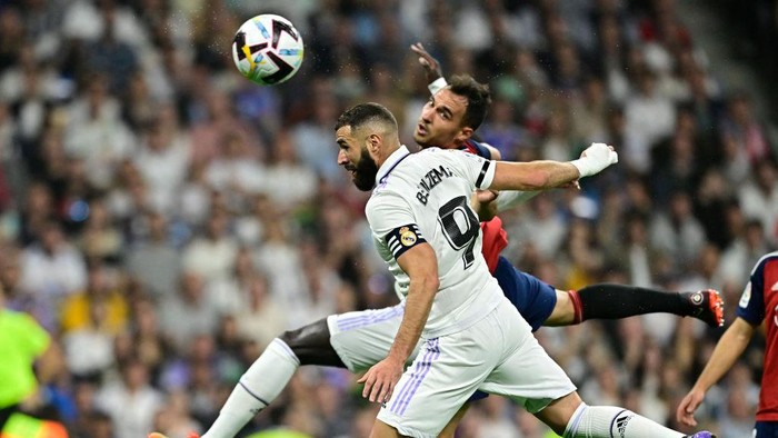 Saat Real Madrid Mengheningkan Cipta untuk Korban Tragedi Kanjuruhan Real Madrid's French forward Karim Benzema (L) vies with Osasuna's Spanish defender Unai Garcia during the Spanish League football match between Real Madrid CF and CA Osasuna at the Santiago Bernabeu stadium in Madrid on October 2, 2022. (Photo by JAVIER SORIANO / AFP) (Photo by JAVIER SORIANO/AFP via Getty Images)