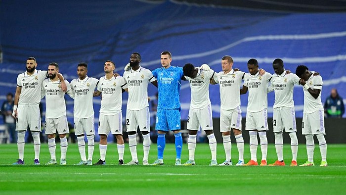 Real Madrid players observe a minute of silence in the memory of the fatal victims of a stampede during a footbal match in Indonesia, prior to the start of the Spanish League football match between Real Madrid CF and CA Osasuna at the Santiago Bernabeu stadium in Madrid on October 2, 2022. - At least 127 people died at a football stadium in Indonesia when fans invaded the pitch and police responded with tear gas, triggering a stampede, authorities said today. (Photo by JAVIER SORIANO / AFP) (Photo by JAVIER SORIANO/AFP via Getty Images)