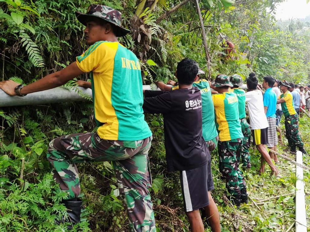 Satgas Yonarmed 1 Kostrad Bantu Perbaiki Pipa Saluran Air di Maluku