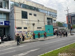 Satpol PP Segel Bangunan di Jalan Ngagel Jaya yang Makan Jalan