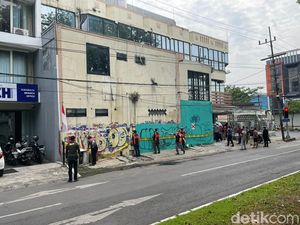 Satpol PP Segel Bangunan di Jalan Ngagel Jaya yang Makan Jalan Satpol PP Segel Bangunan di Jalan Ngagel Jaya yang Makan Jalan