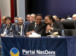 Momen Anies Bisiki Surya Paloh Jawab Pertanyaan soal KPK