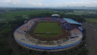 Stadion Kanjuruhan di Malang akan diruntuhkan. Alasannya markas Arema FC itu tidak memenuhi standar FIFA. (ANTARA FOTO/Naufal Amma)