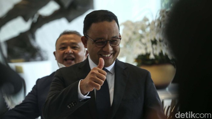 Semringahnya Anies Datangi DPP Partai NasDem Partai NasDem akan mengumumkan capres pilihannya hari ini. Gubernur DKI Jakarta Anies Baswedan terlihat merapat ke NasDem Tower.