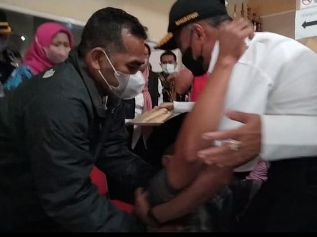 Ayah Korban Tragedi Kanjuruhan Pingsan di Pelukan Menko PMK Ayah Korban Tragedi Kanjuruhan Pingsan di Pelukan Menko PMK