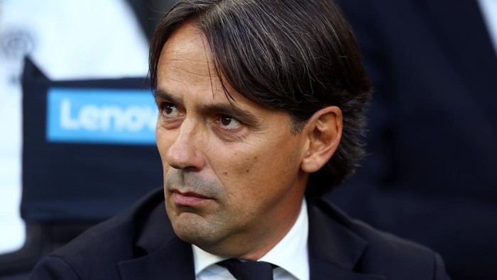 MILAN, ITALY - OCTOBER 01: Simone Inzaghi, Head Coach of FC Internazionale looks on prior to the Serie A match between FC Internazionale and AS Roma at Stadio Giuseppe Meazza on October 01, 2022 in Milan, Italy. (Photo by Marco Luzzani/Getty Images)