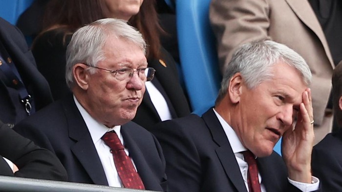 Sir Alex Ferguson, City vs MU MANCHESTER, ENGLAND - OCTOBER 02: A dejected Sir Alex Ferguson and David Gill react during the Premier League match between Manchester City and Manchester United at Etihad Stadium on October 2, 2022 in Manchester, United Kingdom. (Photo by Matthew Ashton - AMA/Getty Images)