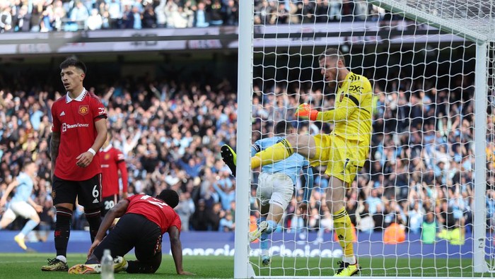 SOCCER-ENGLAND-MCI-MUN/REPORT Soccer Football - Premier League - Manchester City v Manchester United - Etihad Stadium, Manchester, Britain - October 2, 2022 Manchester United's David de Gea looks dejected after Manchester City's Phil Foden scores their fourth goal Action Images via Reuters/Carl Recine EDITORIAL USE ONLY. No use with unauthorized audio, video, data, fixture lists, club/league logos or 'live' services. Online in-match use limited to 75 images, no video emulation. No use in betting, games or single club /league/player publications. Please contact your account representative for further details.