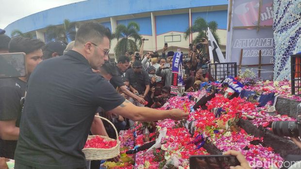Skuad dan ofisial Arema FC datang ke Stadion Kanjuruhan, Senin (3/10/2022). Mereka tak kuasa menahan air mata mengigat Tragedi Kanjuruhan kemarin lusa.