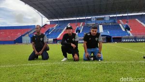 Air Mata Pemain Arema Bercucuran di Stadion Kanjuruhan