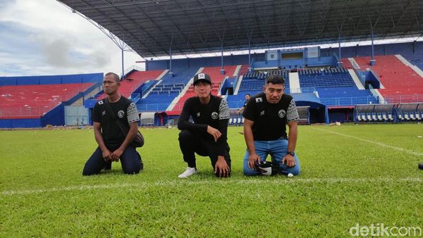 Air Mata Pemain Arema Bercucuran di Stadion Kanjuruhan