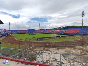 Puluhan Botol Miras yang Berserakan di Kanjuruhan