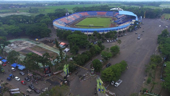 Stadion Kanjuruhan, Saksi Bisu Tragedi Paling Kelam Sepakbola Indonesia Foto udara kondisi Stadion Kanjuruhan usai kerusuhan di stadion tersebut, Malang, Minggu (2/10/2022). Berdasarkan data dari Rumah Sakit Saiful Anwar hingga pukul 13:00 WIB sedikitnya 129 korban dilaporkan meninggal dunia dalam kerusuhan tersebut. ANTARA FOTO/Naufal Ammar/zk/foc.