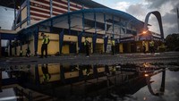 Polisi berjaga di luar stadion Kanjuruhan di Malang. Stadion ini merupakan kandang Arema FC yang bermain di Liga 1 dan Persekam Metro FC yang bermain di Liga 3.  (Juni Kriswanto/AFP/Getty Images)
