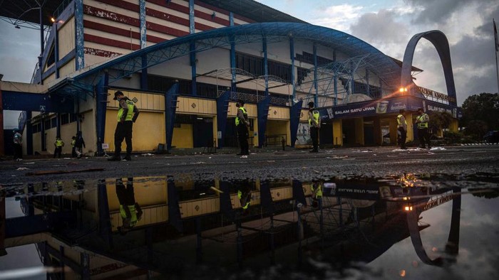 Stadion Kanjuruhan, Saksi Bisu Tragedi Paling Kelam Sepakbola Indonesia Policemen stand guard outside the Kanjuruhan stadium in Malang, East Java, on October 2, 2022. - At least 127 people died at a football stadium in Indonesia when fans invaded the pitch and police responded with tear gas, triggering a stampede, authorities said on October 2. (Photo by Juni Kriswanto / AFP) (Photo by JUNI KRISWANTO/AFP via Getty Images)
