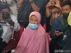 Pilu Sulastri Kehilangan Suami Selama-lamanya di Tribun 12 Kanjuruhan