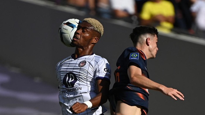 Toulouses Japanese forward Ado Onaiwu (L) heads the ball next to Montpelliers French forward Axel Gueguin during the French L1 football match between Toulouse FC and Montpellier Herault SC at stadium TFC in Toulouse on October 2, 2022. (Photo by Lionel BONAVENTURE / AFP) (Photo by LIONEL BONAVENTURE/AFP via Getty Images)