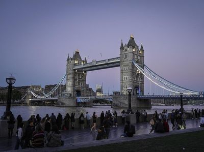 Nyantai di Tower Bridge, Wisata Paling Ikonik di London