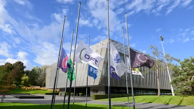 Bendera setengah tiang dikibarkan di markas FIFA di Nyon, Swiss, untuk menghormati Tragedi Kanjuruhan 1 Oktober 2022 yang menewaskan ratusan penggemar.