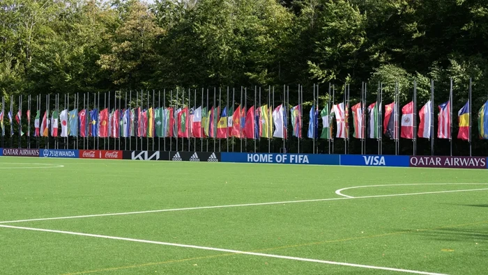 Tragedi Kanjuruhan Bendera setengah tiang dikibarkan di markas FIFA di Nyon, Swiss, untuk menghormati Tragedi Kanjuruhan 1 Oktober 2022 yang menewaskan ratusan penggemar.