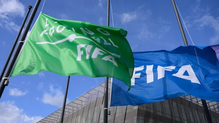 Bendera setengah tiang dikibarkan di markas FIFA di Nyon, Swiss, untuk menghormati Tragedi Kanjuruhan 1 Oktober 2022 yang menewaskan ratusan penggemar.