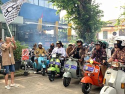 Komunitas Vespa Peringati Hari Batik Nasional, Vespaan Sambil Pakai Batik
