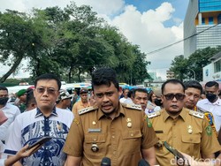 Ngakak! Bobby Nasution Ilustrasikan Koper Nyasar Kaesang sampai AS Ngakak! Bobby Nasution Ilustrasikan Koper Nyasar Kaesang sampai AS