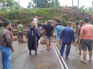 Bale Banten Pura di Abiantuwung Tabanan Hancur Tertimpa Pohon Bale Banten Pura di Abiantuwung Tabanan Hancur Tertimpa Pohon