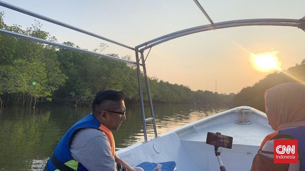 Berkeliling, menyusuri hutan mangrove di Sungai Kawal sambil menikmati matahari terbenam dan tarian kunang-kunang di malam hari adalah pengalaman yang tak terlupakan. CNN Indonesia/Tiara Sutari