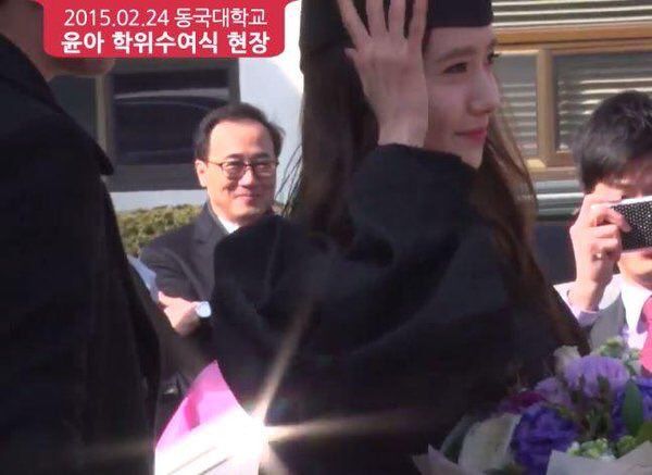 Momen sang ayah menghadiri kelulusan Yoona SNSD.