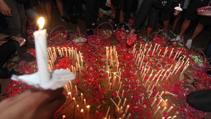 1.000 Lilin untuk Korban Tragedi Kanjuruhan Tampak lilin dibikin menjadi goresan pena RIP