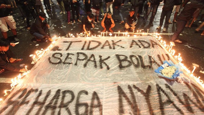 Sebuah spanduk bertuliskan tidak ada sepakbola seharga nyawa dibentangkan dalam aksi di Tugu Pahlawan, Surabaya, Jawa Timur, Senin (3/10/2022). ANTARA FOTO/Didik Suhartono.
