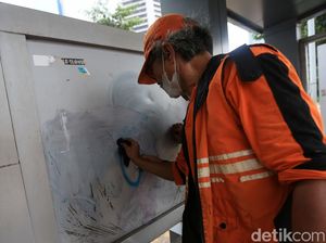 Kerja Keras Petugas PPSU Bersihkan Vandalisme di Halte Dukuh Atas