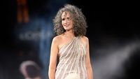 Foto: Cantiknya Andie Macdowell Pamer Rambut Beruban di Paris Fashion Week