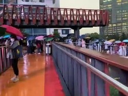 Ragam Tanggapan Warga Soal JPO Tanpa Atap