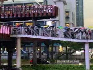 Penampakan Antrean Panjang Penumpang TransJ hingga JPO