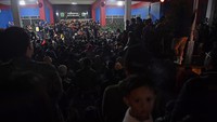 Suporter Arema FC (Aremania) melakukan pertemuan di depan Stadion Gajyana, Kota Malang, Jawa Timur, Senin (3/10/2022).