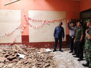 Atap SDN 1 Bunisari Garut Ambruk, Empat Siswa Tertimpa Material Atap SDN 1 Bunisari Garut Ambruk, Empat Siswa Tertimpa Material