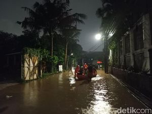 Banjir Rendam Cilandak Timur, Warga Dievakuasi Pakai Perahu Karet