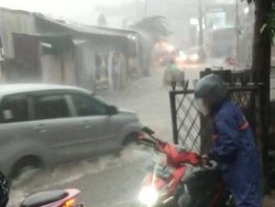 Jl Tugu Cimanggis Depok Sempat Tergenang Air 30 Cm