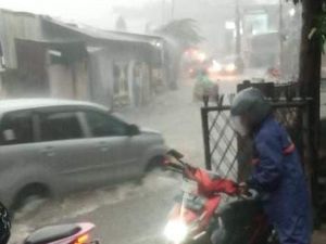 Jl Tugu Cimanggis Depok Sempat Tergenang Air 30 Cm Jl Tugu Cimanggis Depok Sempat Tergenang Air 30 Cm