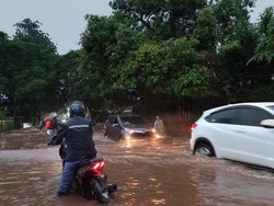 Jl Puri Mutiara Cipete Terendam Banjir, Sejumlah Motor Mogok