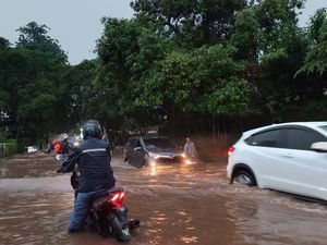 Jl Puri Mutiara Cipete Terendam Banjir, Sejumlah Motor Mogok Jl Puri Mutiara Cipete Terendam Banjir, Sejumlah Motor Mogok